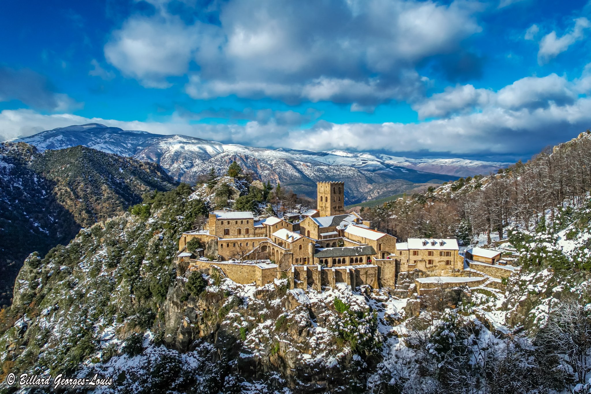 Eus sous la neige. Village des Pyrénées Orientales.